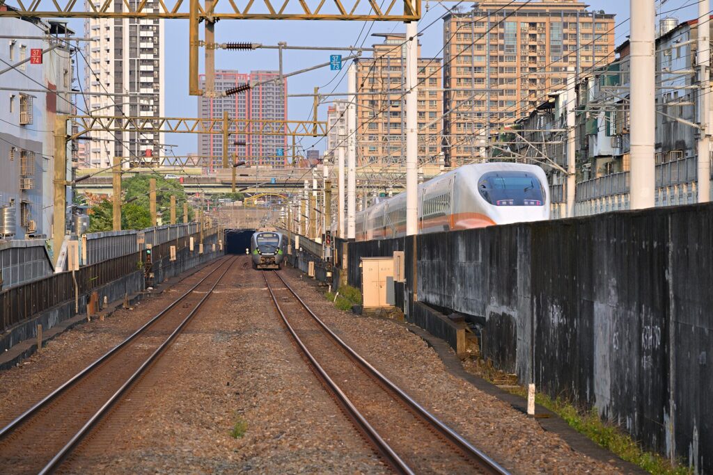 Taiwan HSR booking guide: high-speed and conventional trains on separate tracks